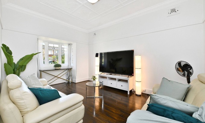 Kensington House | Art Deco Home with Games Room/Vape Room - 10mins to Stadium & Beach!