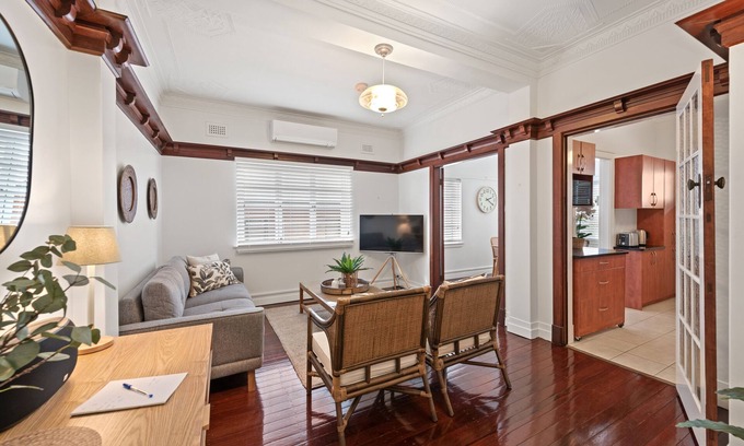 Clayfield Apartment | Art Deco in Ascot! ~ 2Bed/1Bath/1Car