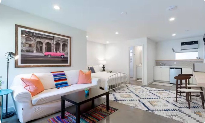 Hyde Park Apartment | Art-filled Cuban Studio 4 Creative Artsy Walkable Montrose Area.