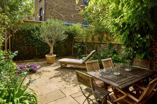 Shepherd's Bush Apartment | Art-inspired designer Family Home - Private Garden