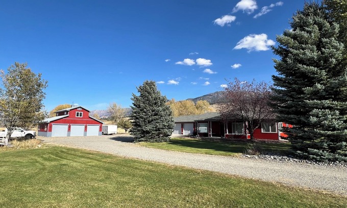 Billings House | Art Lover’s Retreat in Scenic Pray, MT