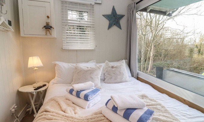 Blandford Saint Mary Cottage | ART STUDIO, pet friendly, with hot tub in Blandford Forum