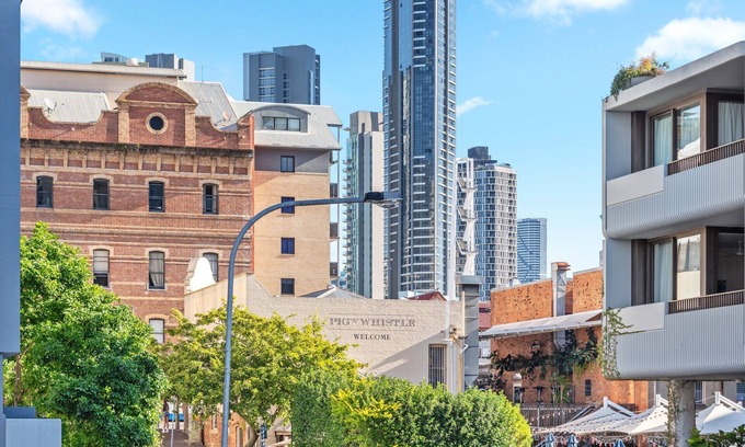 Fortitude Valley Apartment | Artful Abode! 1Bed/1Bath/1Car ~ 5 mins to CBD