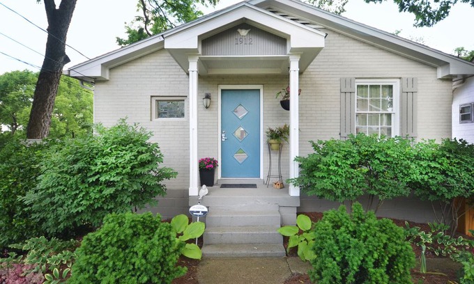 Shelby Hills House | Artful Lodger on Shelby Park-Next to Downtown,Nissan Stadium,Restaurants&More