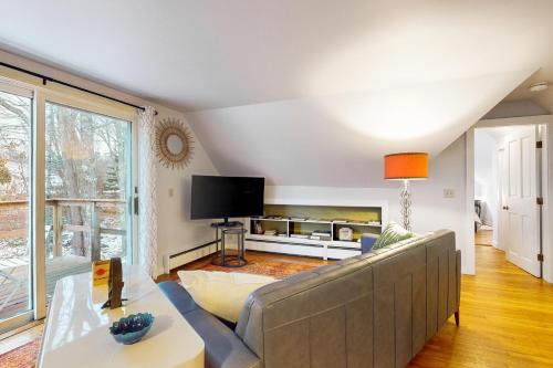 Blue Hill House | Artful Lodger