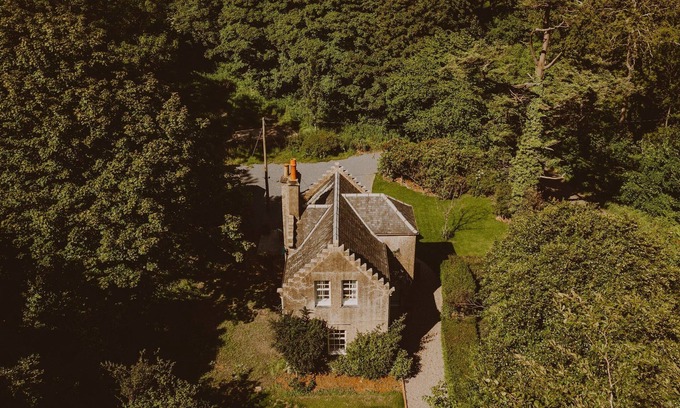Stranraer Cottage | Artful Retreat: Artemisia Lodge with Vast Garden on Seaside Estate