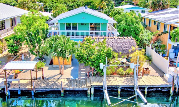 Marathon House | Artfully Decorated - Waterfront Dockage - Heated Pool - Tiki Hut - Ice Machine