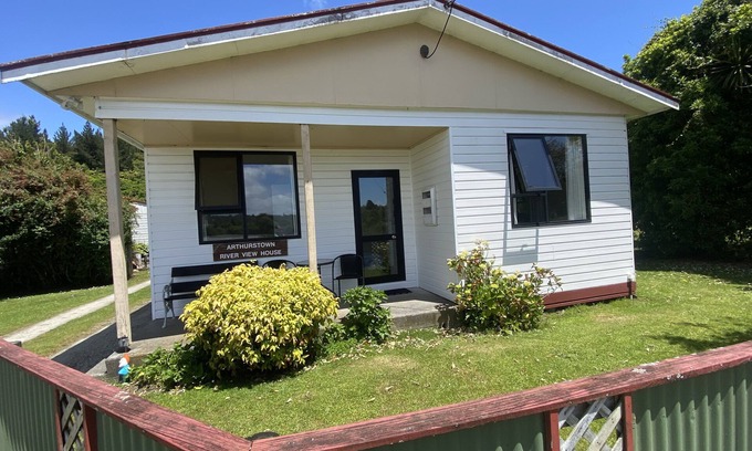 Hokitika House | Arthurstown Rd Riverview Holiday house HokitikanSpacious house sleeps 8.