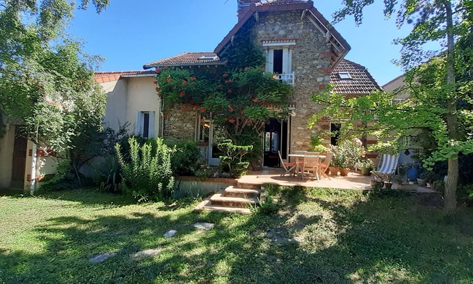 Sainte-Genevieve-des-Bois House | Artist's house in the heart of town