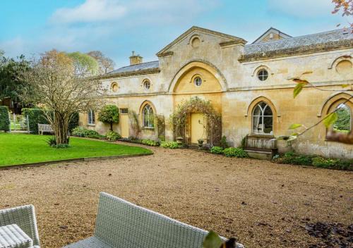 Mangotsfield House | Artisan Hall: 4BD Stunning Grandeur in Cotswolds