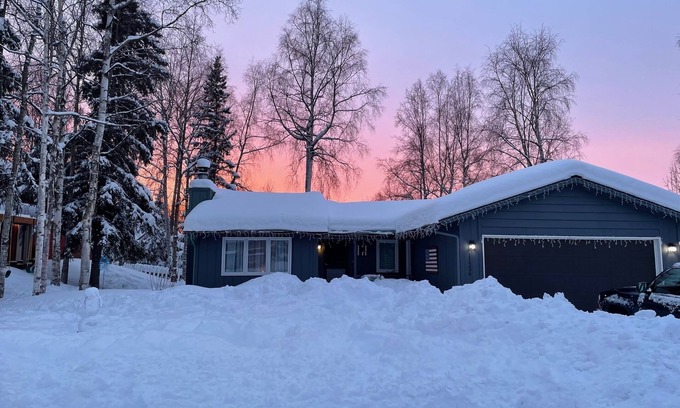 Eagle River House | Artist Retreat, ranch home just minutes from downtown Anchorage.
