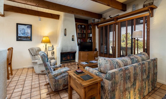 Northeast Santa Fe Condo | Artist Road 31 | Stunning Mountain Views, Pool Access, Near the Plaza
