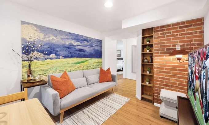 Maple Leaf House | Artist’s 750sqft 2BR Basement – Maple Leaf Park