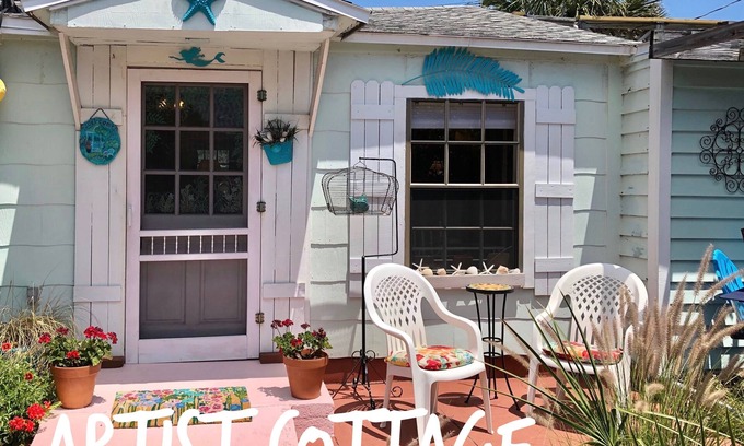 Vilano Beach Cottage | Artist's cottage, very private, fenced-in property! steps to the beach.n