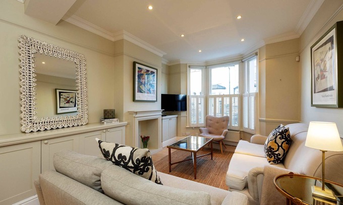 Northcote House | Artist's Gaze, by Veeve