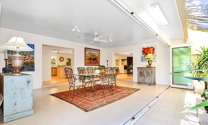 Surfers Paradise House | Artist’s Private Recluse - Surfers Paradise