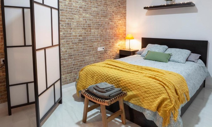 Mestalla Apartment | Artistic Digital Retreat-Great Location Near Metro