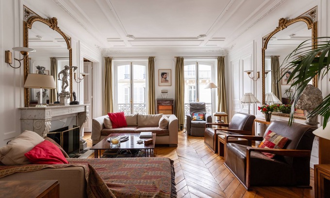 Pigalle Apartment | Artistic in Pigalle, by Veeve