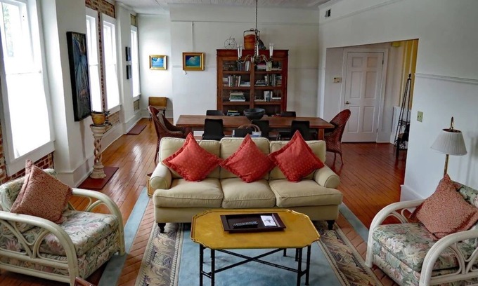Historic Downtown Apartment | ArtLoft Historic Loft Apartment located in the heart of Downtown Beaufort