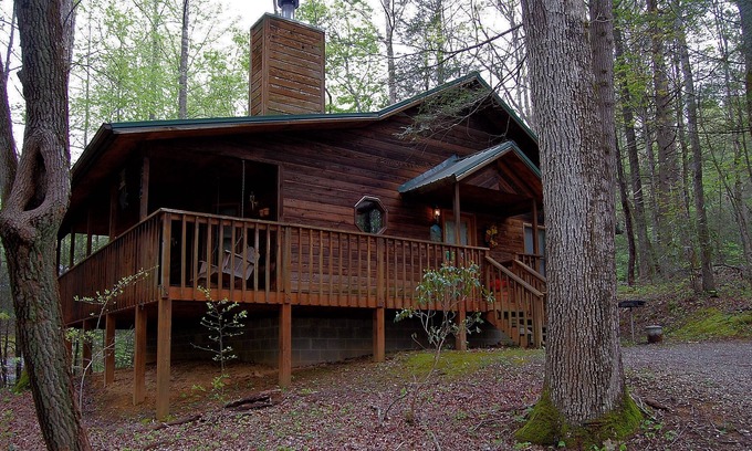 Gatlinburg Cabin | Arts & Crafts Community/ 1 bedroom, hot tub and pool table / wifi