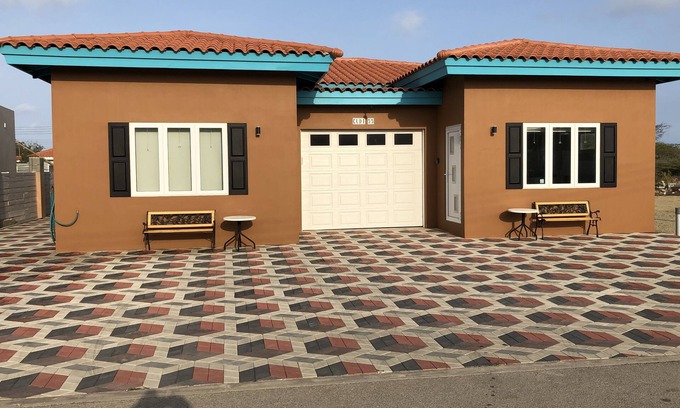 Noord House | Aruba 2-bedroom duplex for rent. 4 minutes to Eagle Beach and close to shopping.