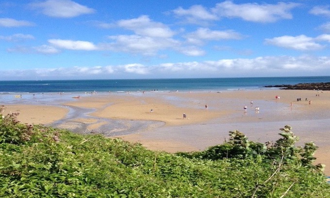 Maenporth Apartment | Arvor -Bright, spacious flat ,near sandy beach, coast paths and Falmouth Bay