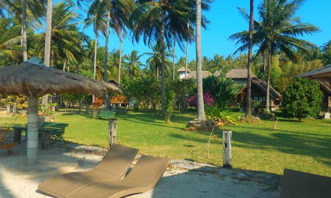 Karimunjava Resort | Ary's Lagoon Bungalow & Hotel