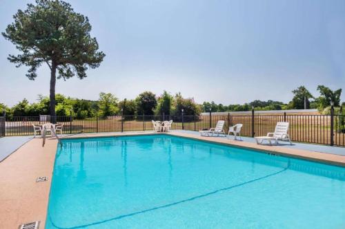 Longview Hotel | Arya Inn & Extended Stay