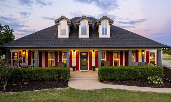 Van Alstyne House | As Seen on HGTV l Events Welcome l 18-Acre Ranch