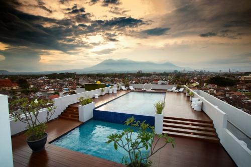 Klojen Hotel | Ascent Hotel & Cafe Malang