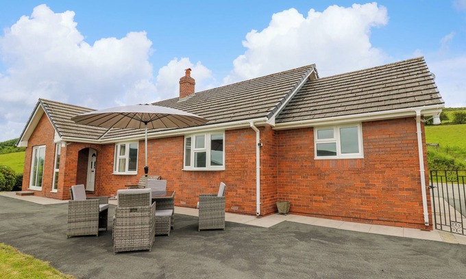 Rhayader Cottage | ASHDALE, family friendly, with a garden in Rhayader