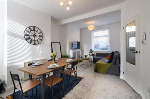 Barry House | Asher Suite by Koya Homes - 2-Bedroom Home, Downtown Barry, Free Parking