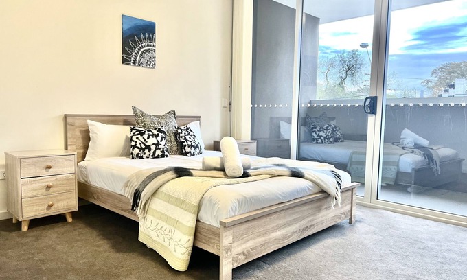 Ashfield Apartment | Ashfield 2 Br apt | Bus&Train + Shop + Parking