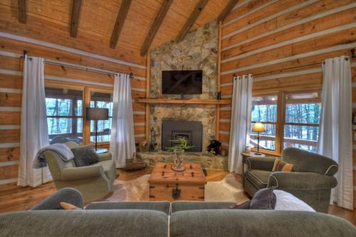 Dial House | Aska Gypsy w Hot Tub by Toccoa River Aska Trails