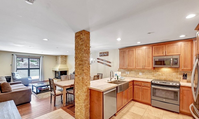 Mammoth Lakes Condo | Aspen Creek 117: Walk to Lifts at Eagle Lodge