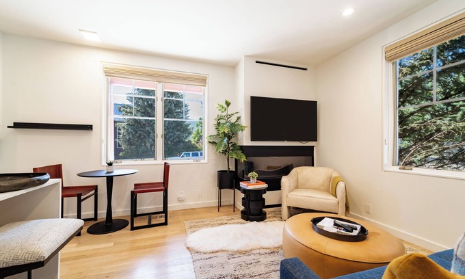 West End Condo | Aspen Hideaway by AvantStay | Walk to Aspen, Near Slopes + Pool & Hot Tub Access