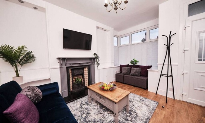 Sutton Coldfield House | Aspen-Urban Escape | 3-BR & 1.5-BA With Parking