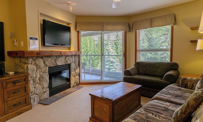 Upper Village Condo | Aspens #438 Prime Ski-in Ski-out Location! Top Floor Unit, Pool, Hot tubs, BBQ