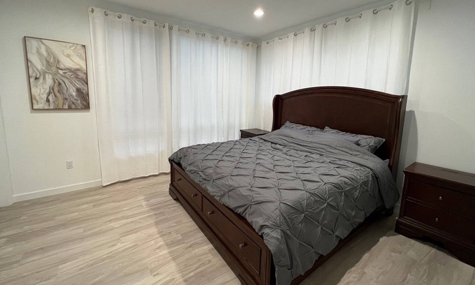 Alki House | Astonishing Alki Accommodation - 2b/2.5ba 5 min from the beach!