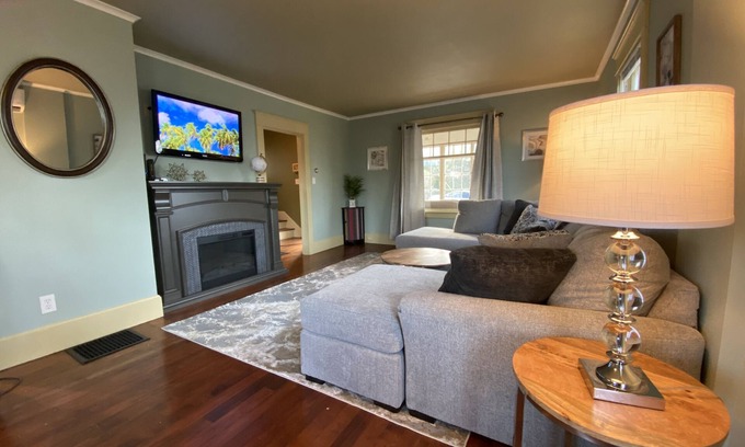 Astoria House | Astoria River Retreat- Walk to brew pubs and shopping!