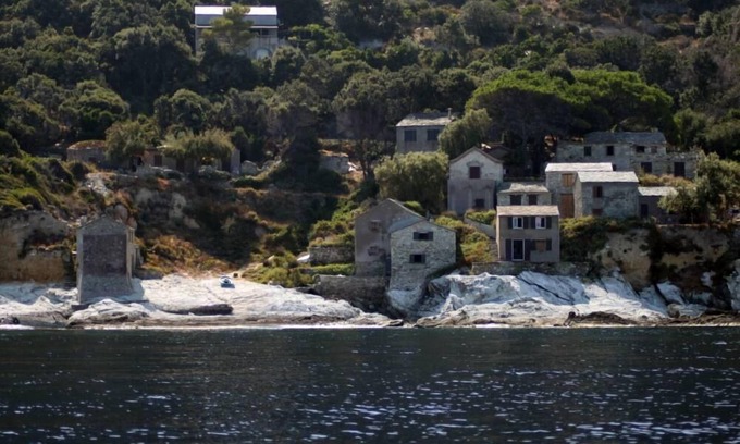 Chine House | At 20 meters from the sea, traditional fisherman's cabanon,