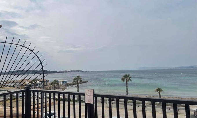 Le Brusc Apartment | 🔆 At Brusc: Facing the beach Parking, Sheets, Wifi all included! 🔆