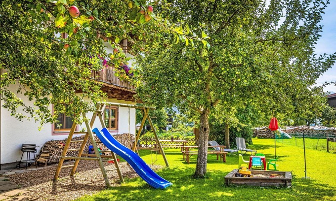 Saalfelden am Steinernen Meer Villa | Cosy apartment in villa for 6 people with TV and balcony