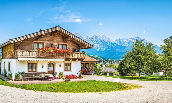 Saalfelden am Steinernen Meer Villa | Cosy apartment in villa for 4 people with TV, balcony and panoramic view