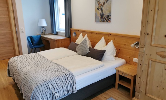 Sankt Wolfgang im Salzkammergut Apartment | Apartment WALDHORN in a prime location with private beach for 2 people