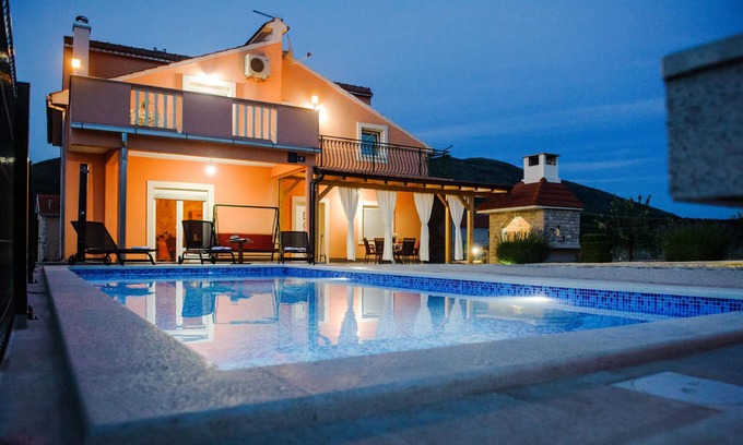 Cavoglave House | At the foot of the Svilaja Mountains welcomes you this beautiful vacation home with swimming pool.