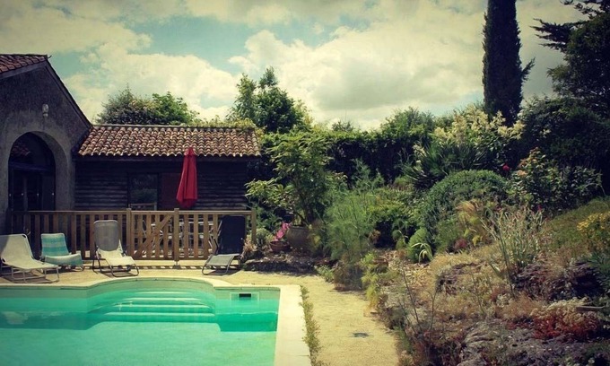 Faveraye-Machelles Cottage | At the heart of a vineyard of Layon, gite awarded 3 epis, with a pool