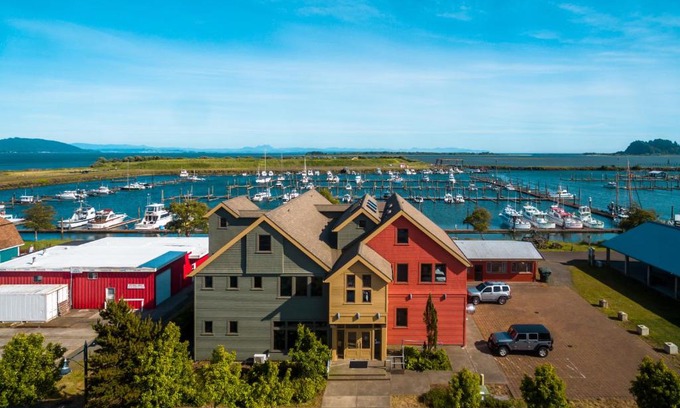 Ilwaco Hotel | At The Helm Hotel