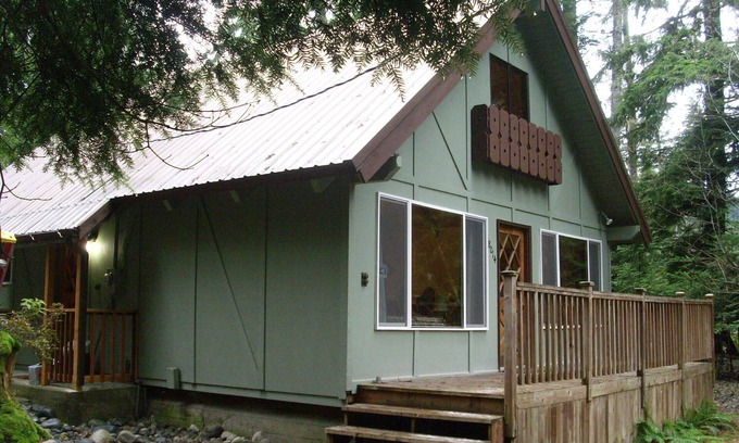Ashford Cabin | At the Nisqually entrance to Mt. Rainier National Park