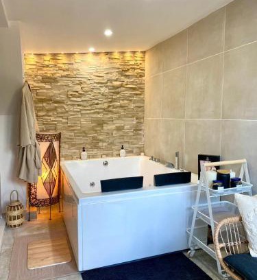 Tremblay-en-France Apartment | Atelier chaleureux 40m2 - Jacuzzi - proche CDG Parc des expo